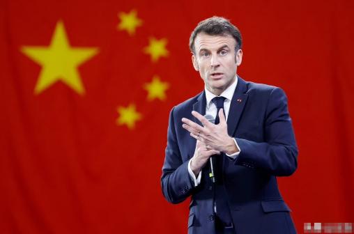 马克龙想来中国阅兵！眼看美国连续3次解除对中国的限制，频繁示好中国，法国总统马克