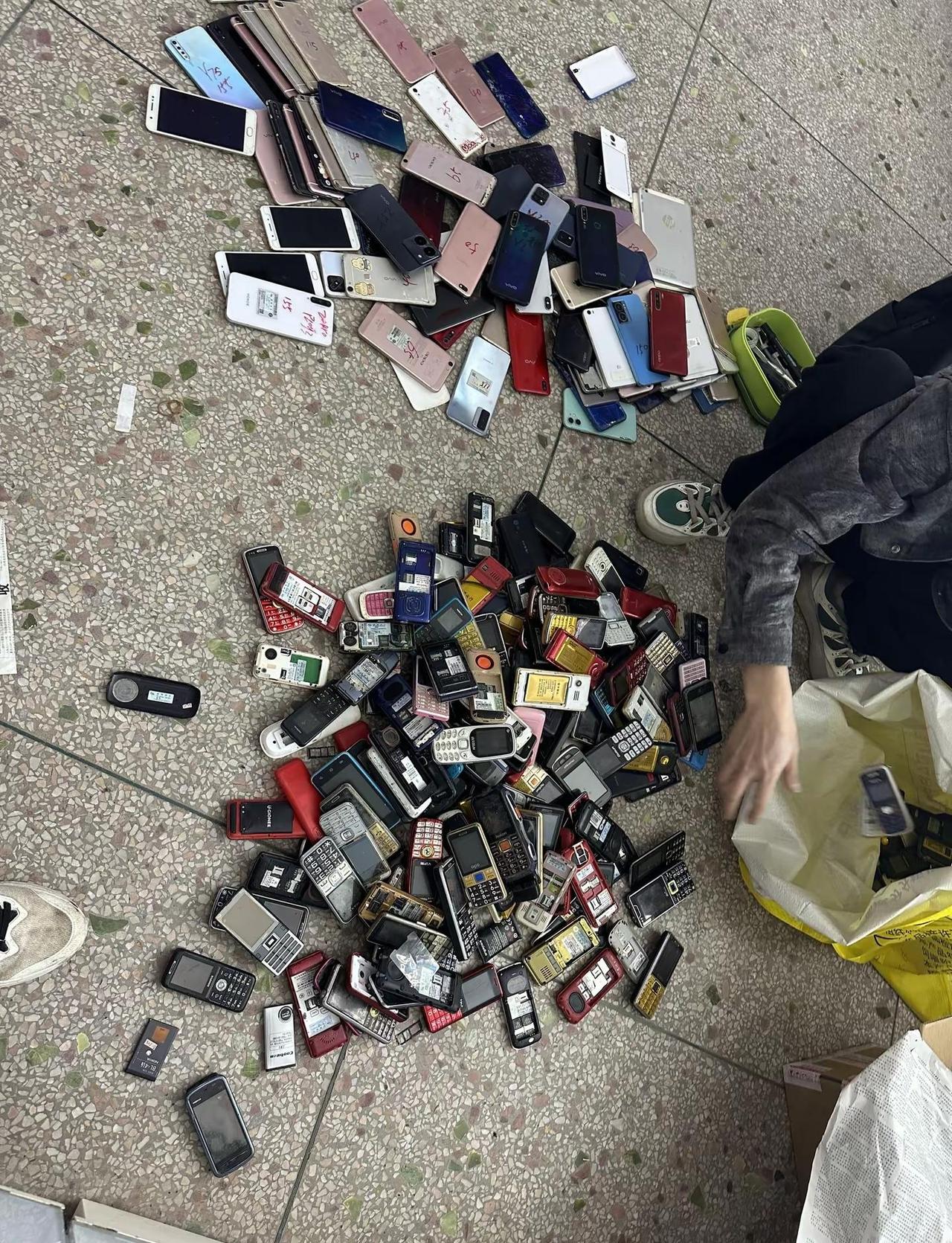 元宵节是春节的句号，也是新的一年的冒号，热闹的场景、温馨的时刻都已成为过去，愿我