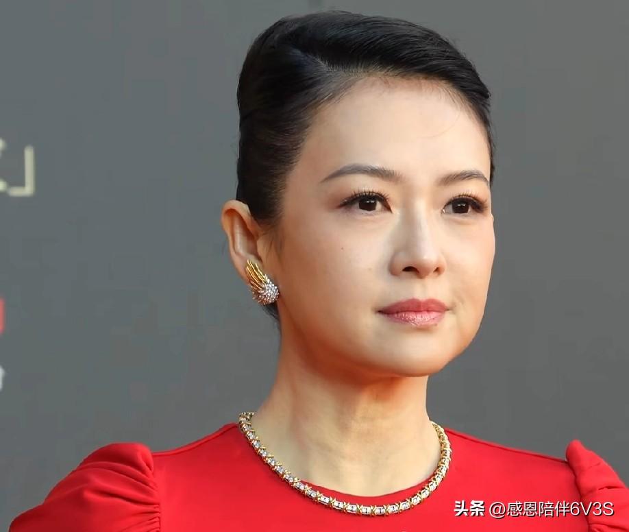 第一眼看成倪萍老师了，愣是没认出是章子怡！其实自然老去真的很有韵味，岁月沉淀的气