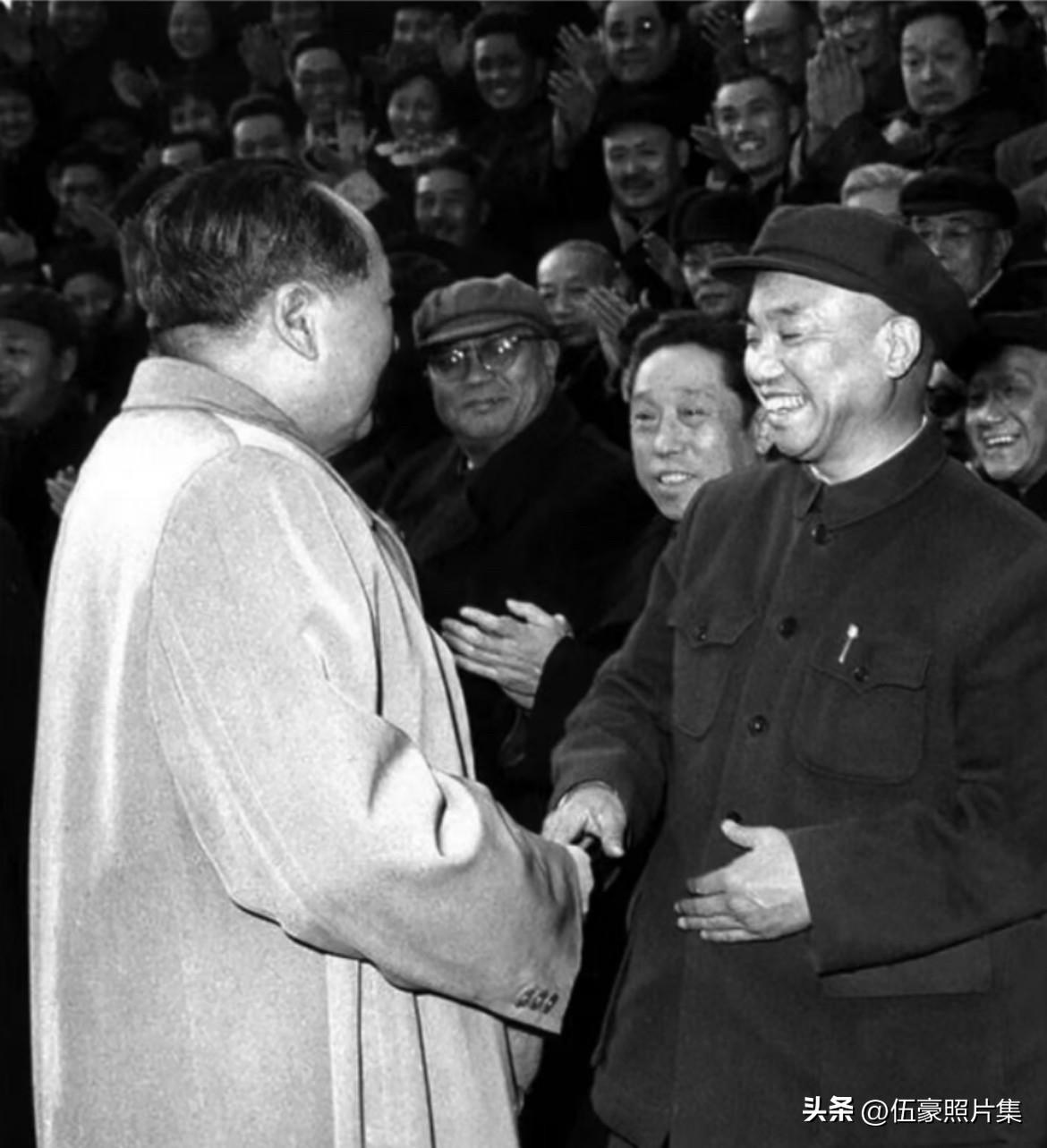 1968年五一劳动节，毛泽东主席与萧克大将亲切握手的一幕。时间回到1928年4月