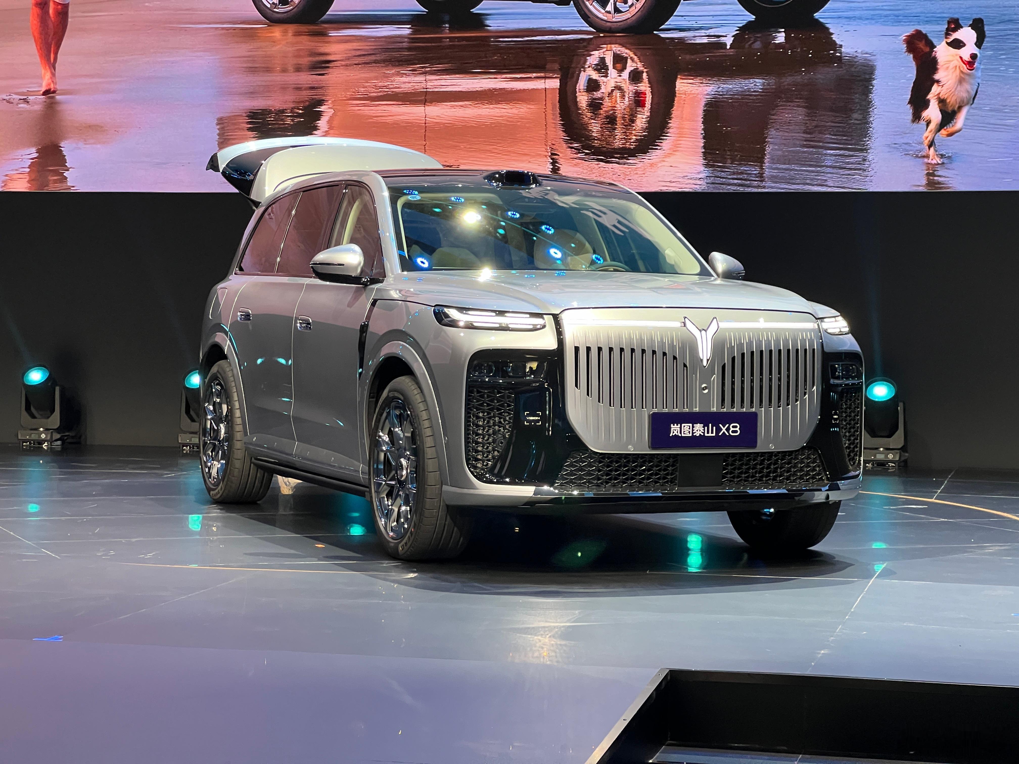 岚图泰山X8真的是一款很特别的车，车长5米2，轴距超3米的体格，明明做大六座都足