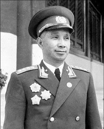 烈士遗孀无处栖身街头，粟裕得知后亲自接回家安顿：只有你们安好，我才能彻底安心！