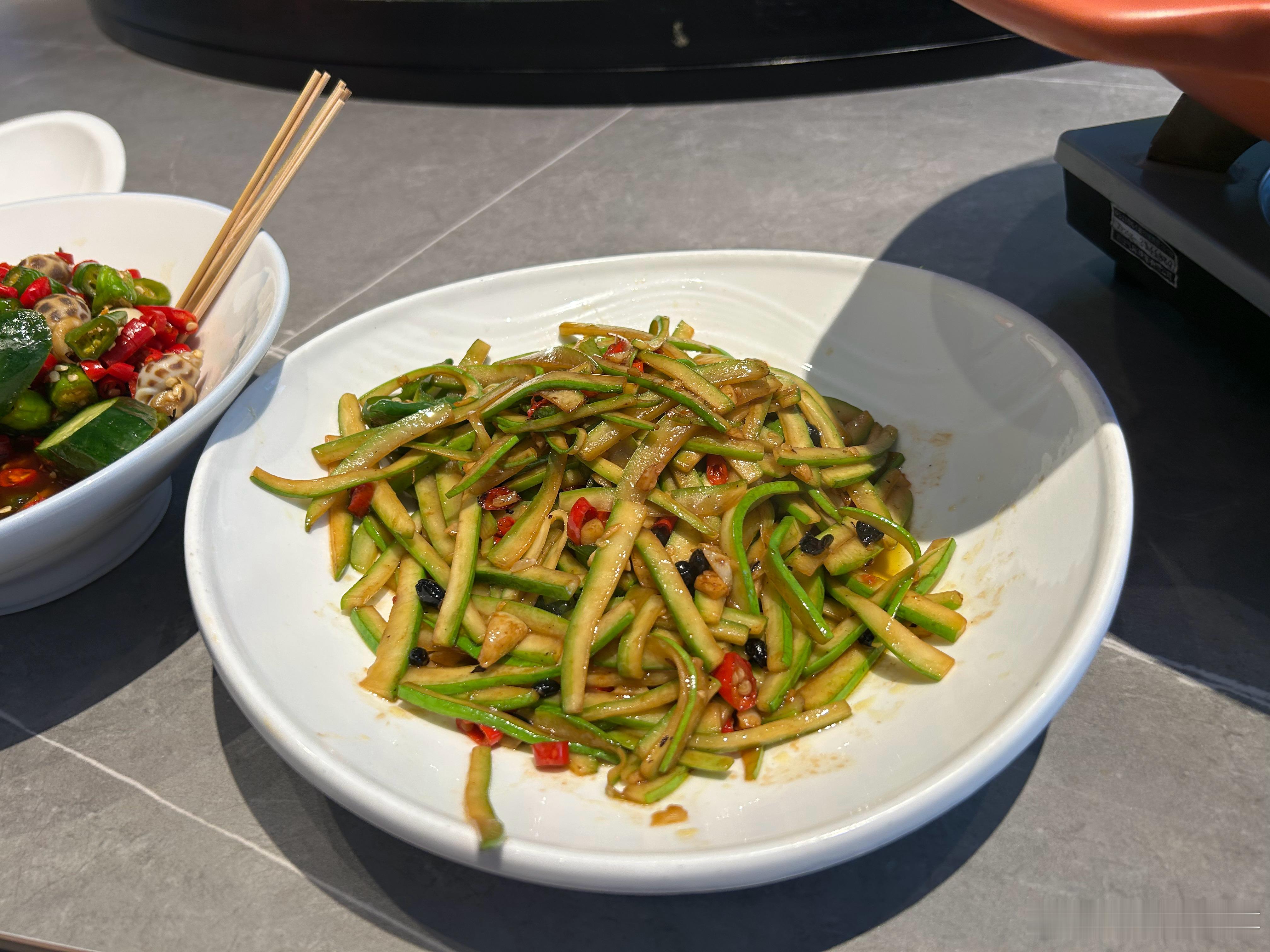 西瓜皮做成菜，还挺好吃🙈 ​​​
