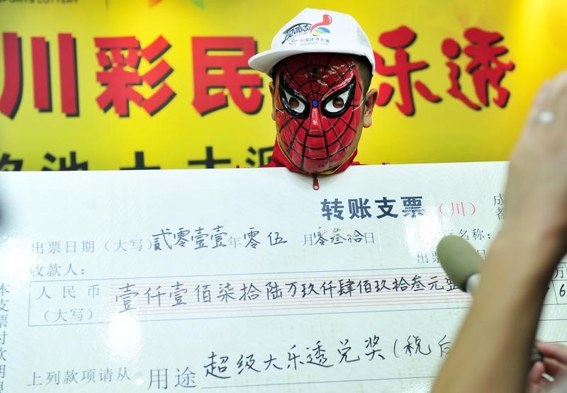 两地出1000万大奖 中奖者为同一人 彩票中奖这事一直都充满了戏剧性，最近就有个