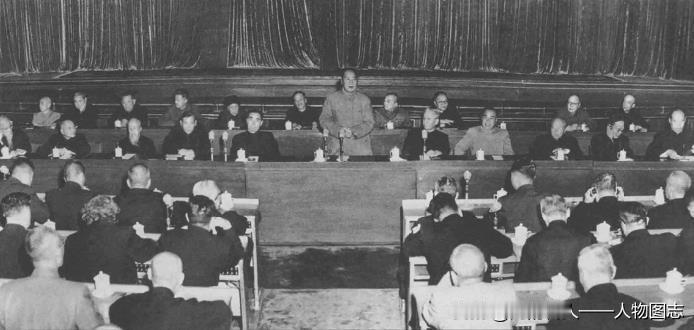 1955年10月29日，毛泽东在中南海勤政殿邀集全国工商联执行委员座谈私营工商业