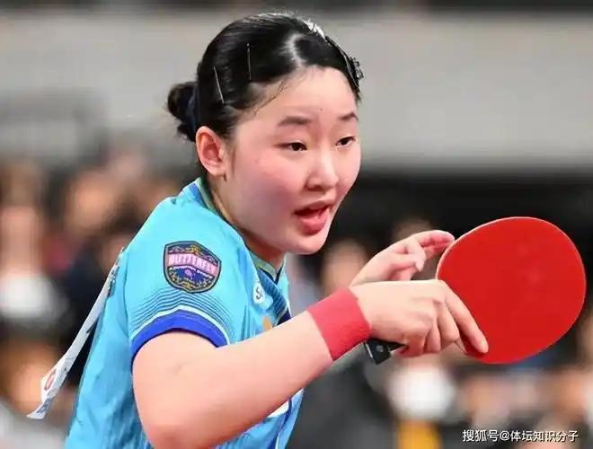 张本美和4:2击败王艺迪后鞠躬，父亲张本宇黑脸转身就走，这根本不是父女冷战，而是