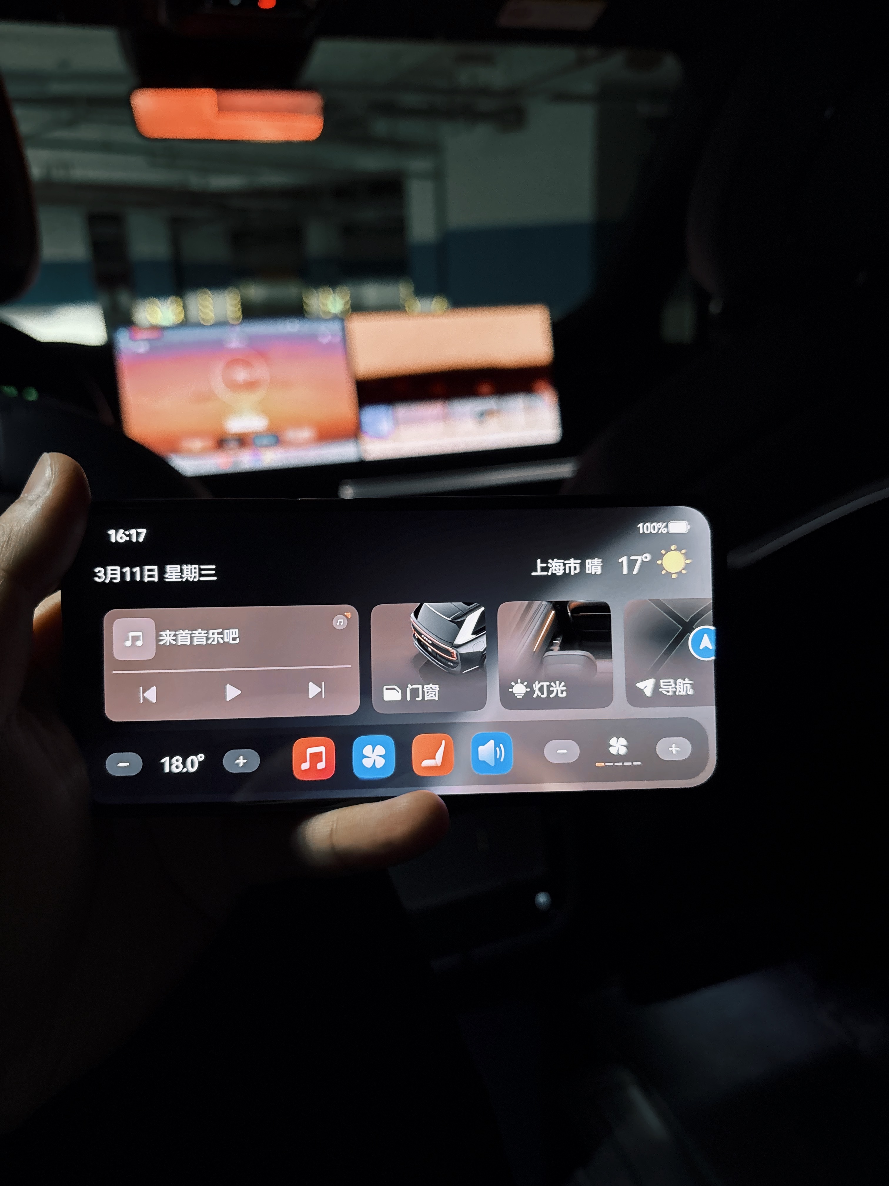 极氪9X这操作小屏居然可以拿下来可以操控车窗，灯光，导航等等手感做工都相当不错，