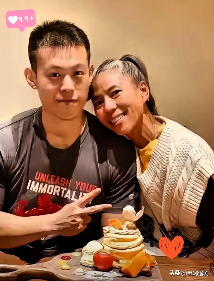 33岁上海独生子，爱上51岁白发阿姨，同居9年不结婚，如今的生活让人意外。

当