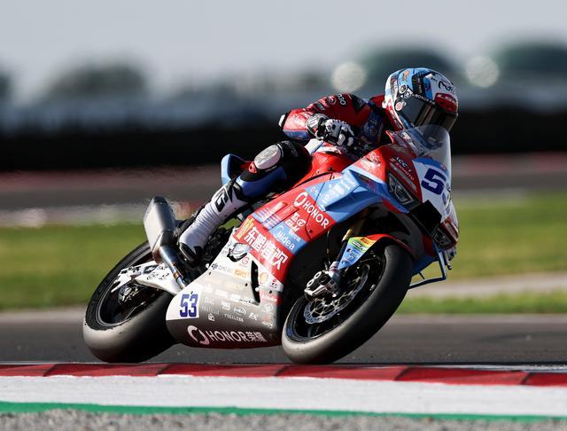 德比斯第八发车拿到第四——在刚刚结束的 WSBK 意大利雷莫纳站的第一回合比赛中