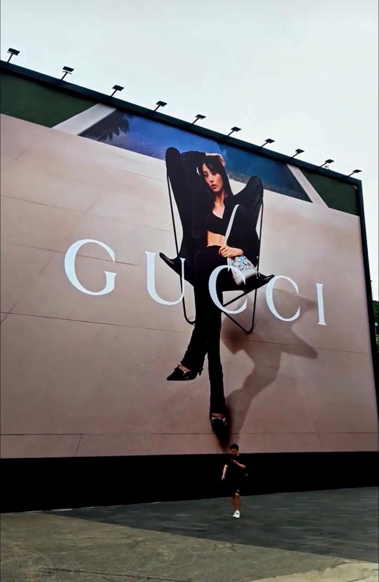 田曦薇GUCCI巨幅广告 田曦薇GUCCI巨幅广告太绝！一身黑穿搭酷飒满分，把G