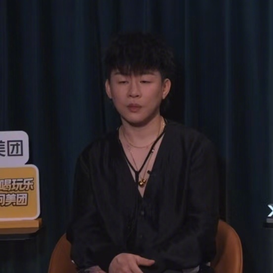 歌手直播歌手赛前视死如归的表情歌手直播，那英抽签的时候，所有人的表情都好凝重好视