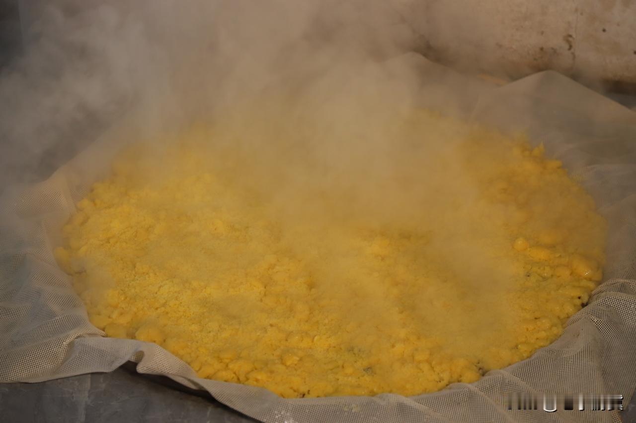 制作年糕不仅是一门生意，而是一场郑重的年终仪式。这门代代相传的手艺，承载着土地的