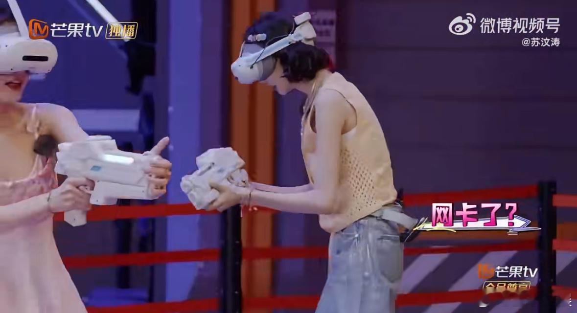 不得不说，田曦薇在团战里太“狠”了，张艺凡一露头就被她精准秒掉，可怜的凡子还没搞