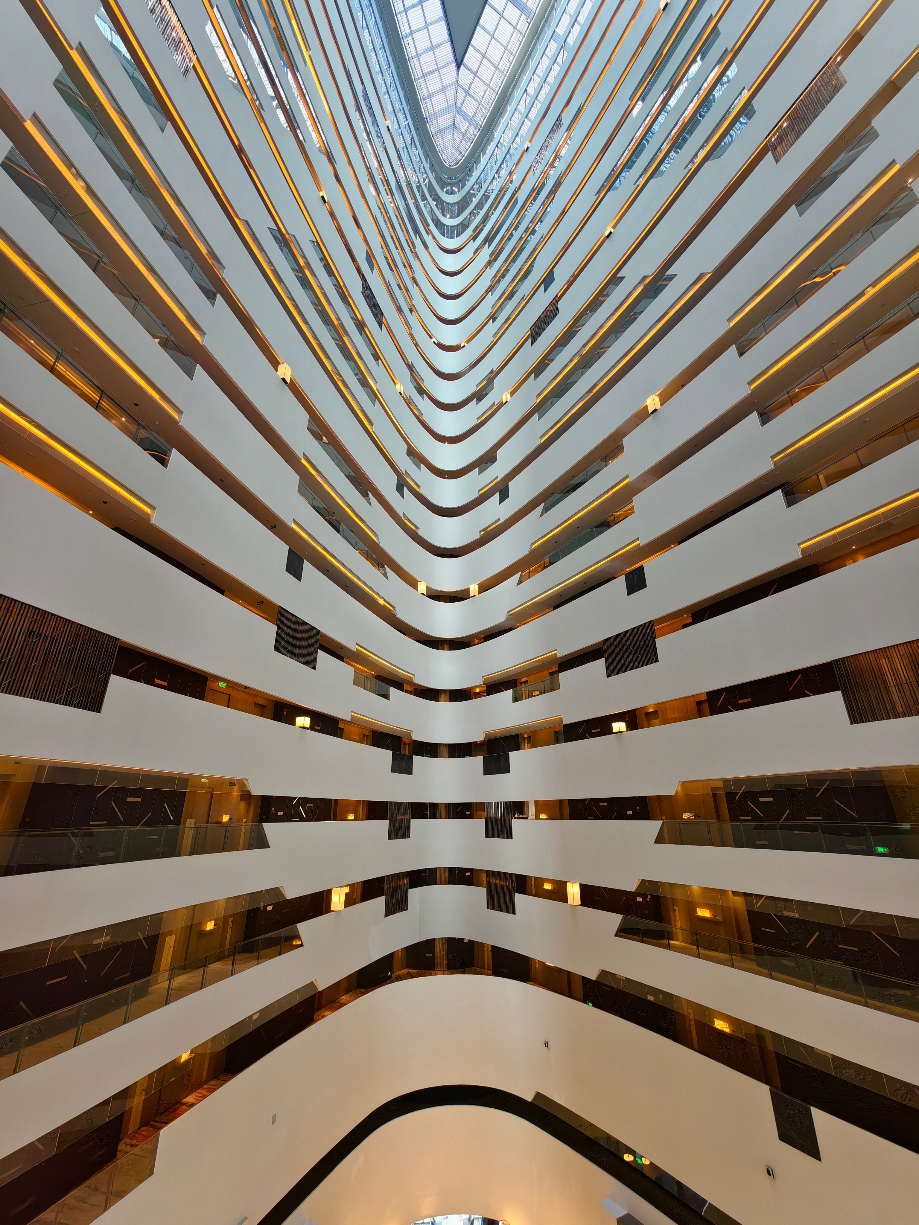 来苏州参加追觅之夜新式年会，敢梦敢为主持天团：撒贝宁、龚韵熹明星嘉宾：李克勤、张