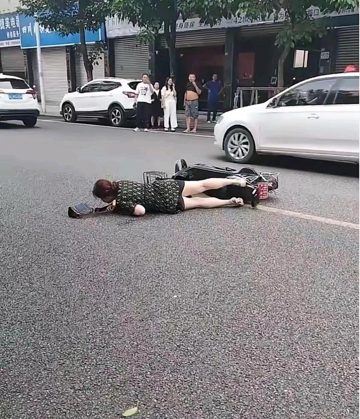 这摔了根本不敢扶