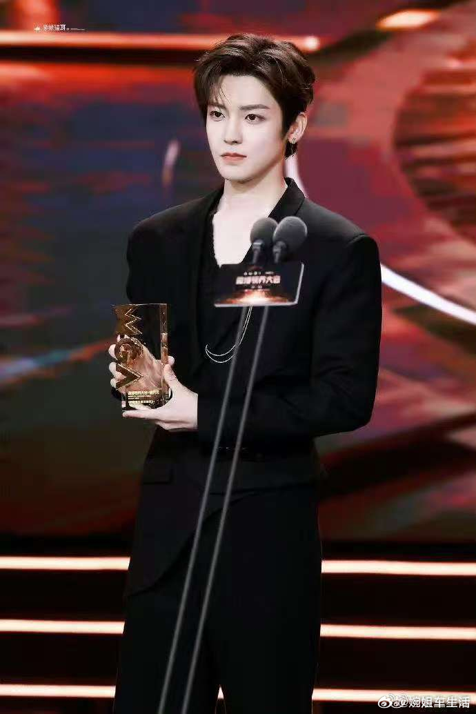 哇，真的是爱上欧拉5这台纯电SUV了！它那自然流畅的设计，简直是颜值爆表，打破传