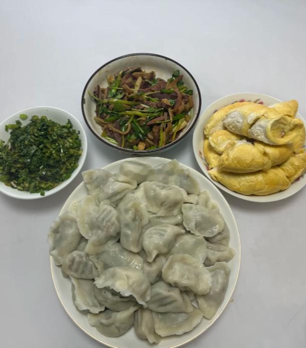 君子一言，驷马难追。昨晚说好早餐我包就我包，早起把老妈寄来的饺子煮熟了，还另外准