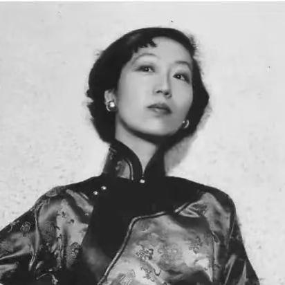 张爱玲有多恨弟弟？宁愿把遗产给外人，也不给穷困的张子静。甚至在小说里把弟弟写死了