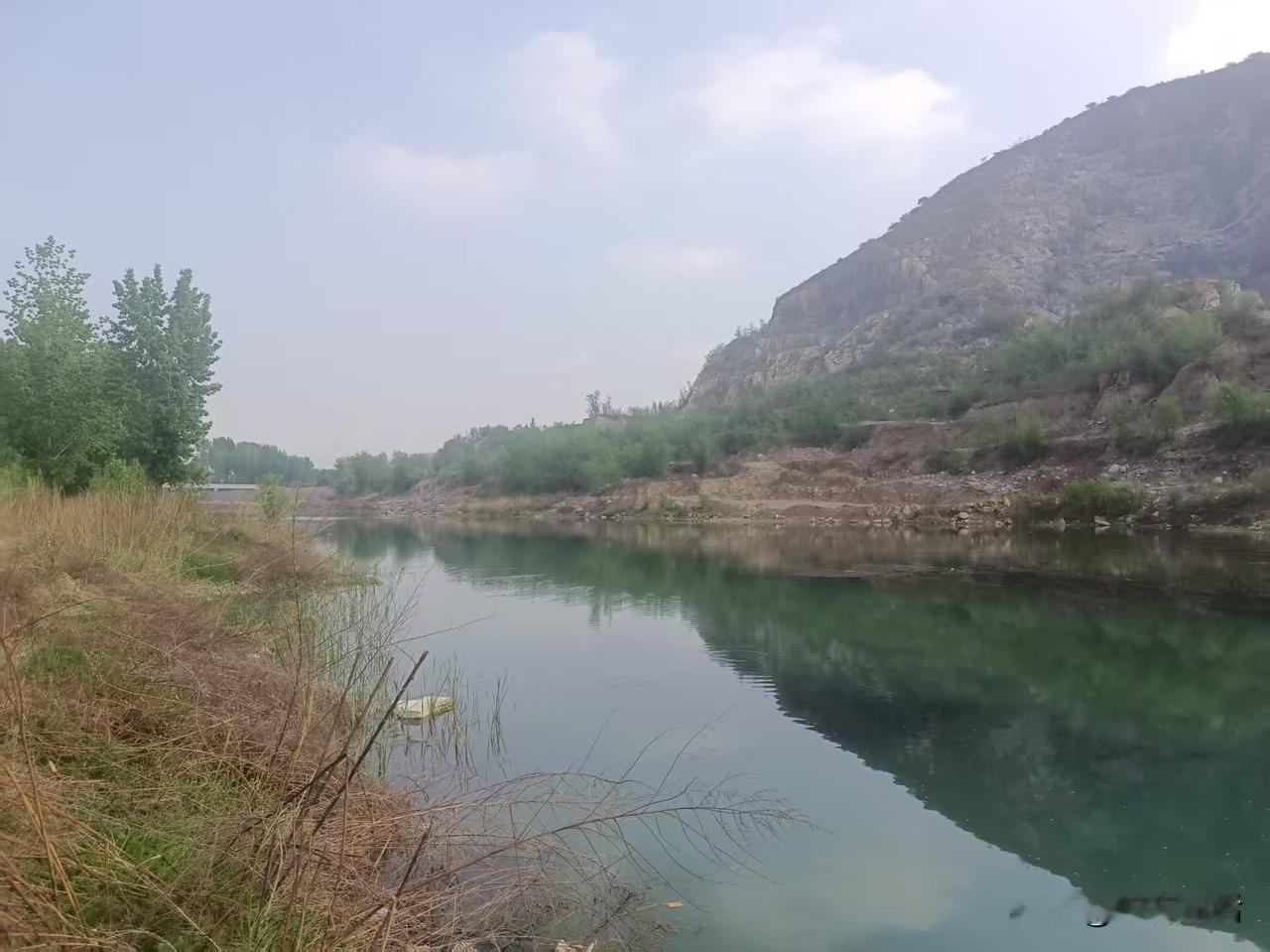 梁东方
沿着漕河向上溯水而行的旅程到了神湖水陆欢乐世界的时候就不得不绕行了，这一