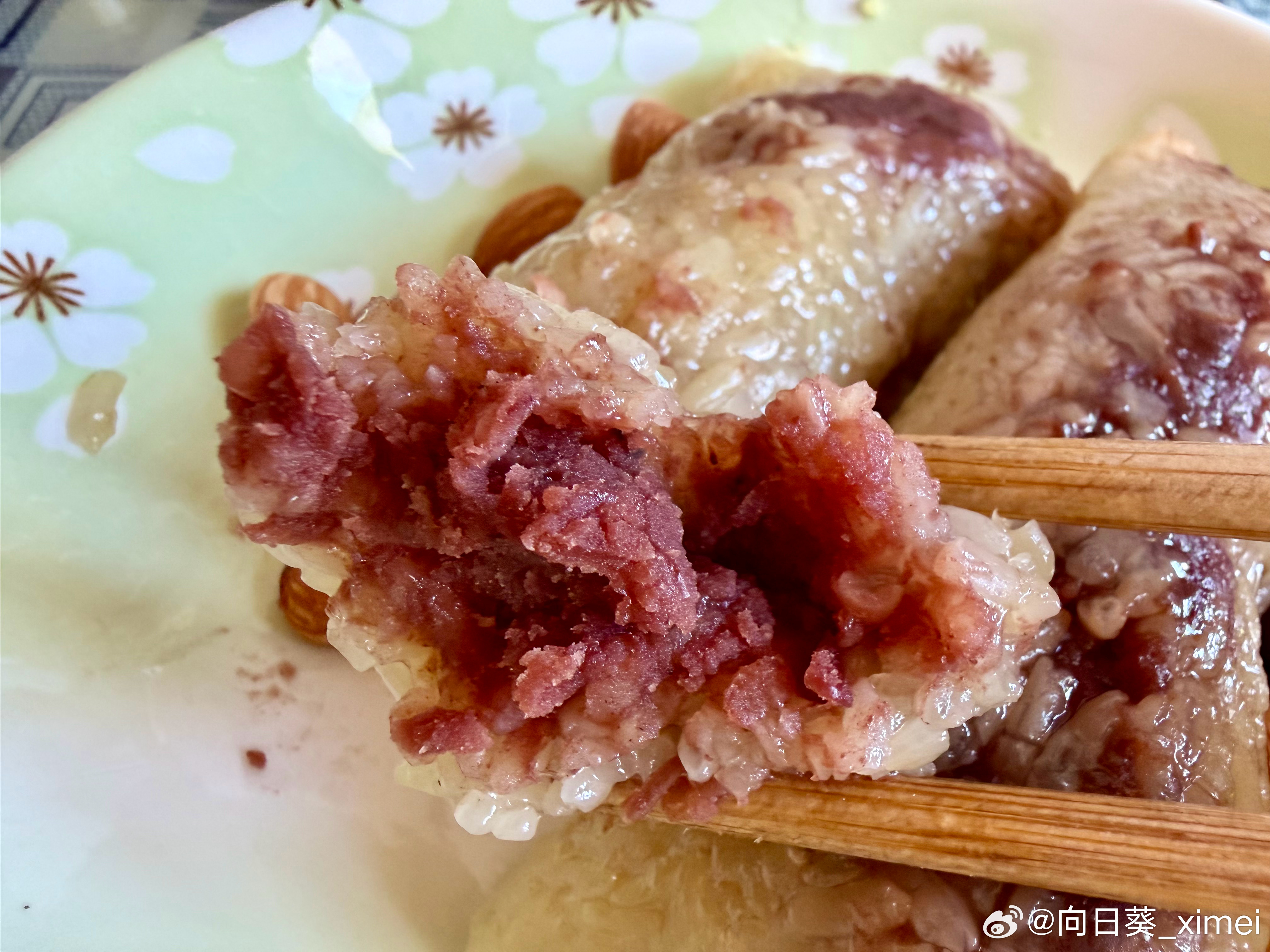 生活手记端午没到粽子先吃，每年我亲爱的师傅总是包豆沙与肉粽送过来给小笼包吃，尤其