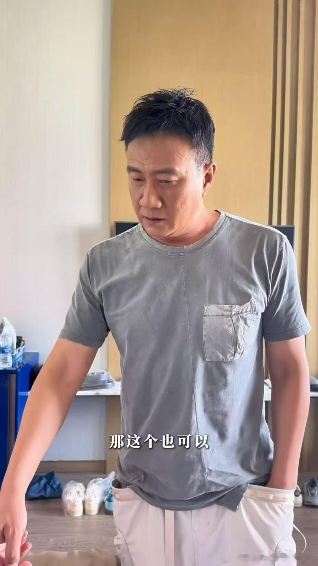 胡军原来是服装主理人胡军高铁站和粉丝合影万万没想到胡军还有服装主理人的身份📸高