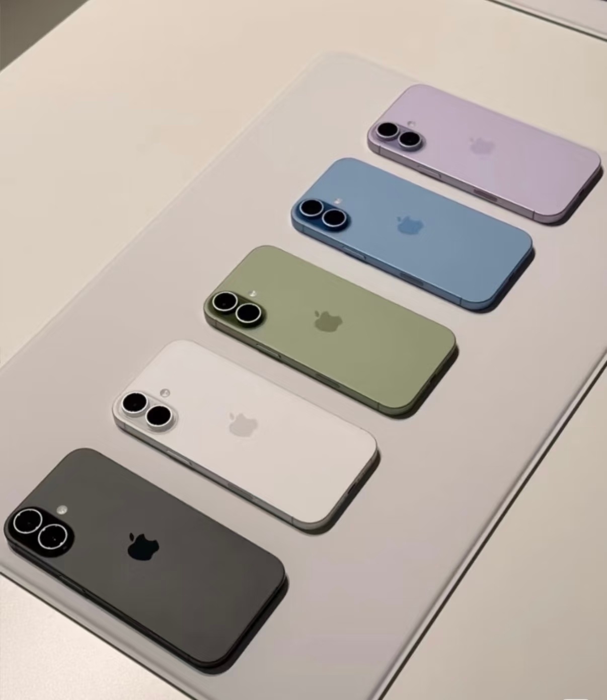 曝iPhone18内存屏幕二选一 属实离谱了，不止挤牙膏，还直接减配，屏幕都是老