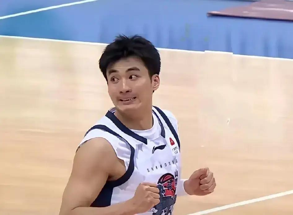 山东被青岛双杀那晚
 
我关掉直播，朋友圈全是骂声。有人把茅台倒进马桶，有人把电