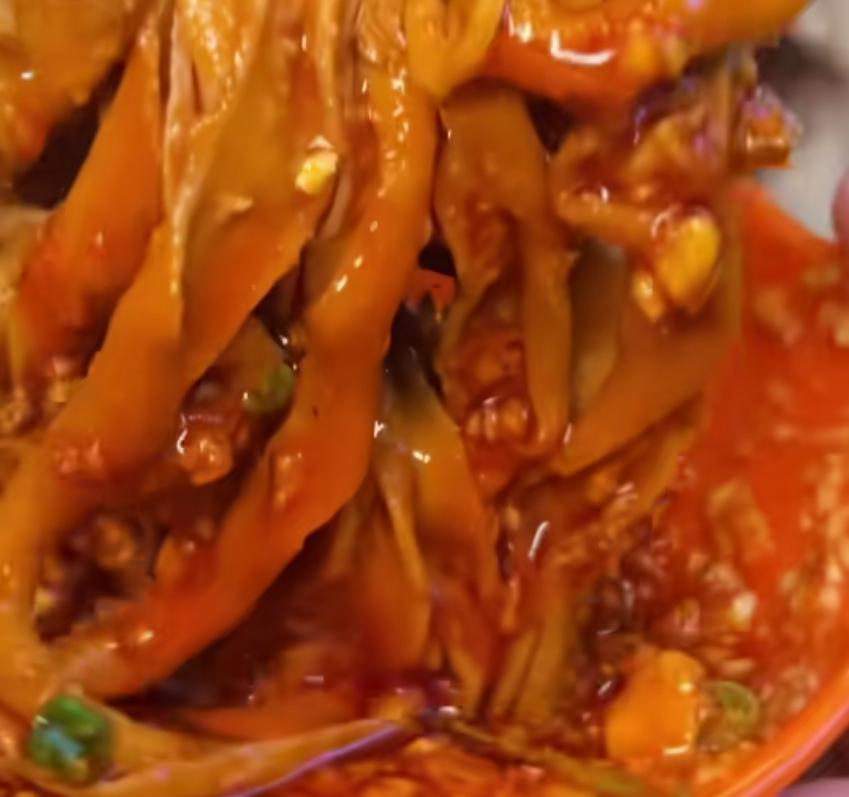 偷东西还有理了？有个男的经常点外卖，但是经常被偷，他就很生气啊，于是就想整一下偷