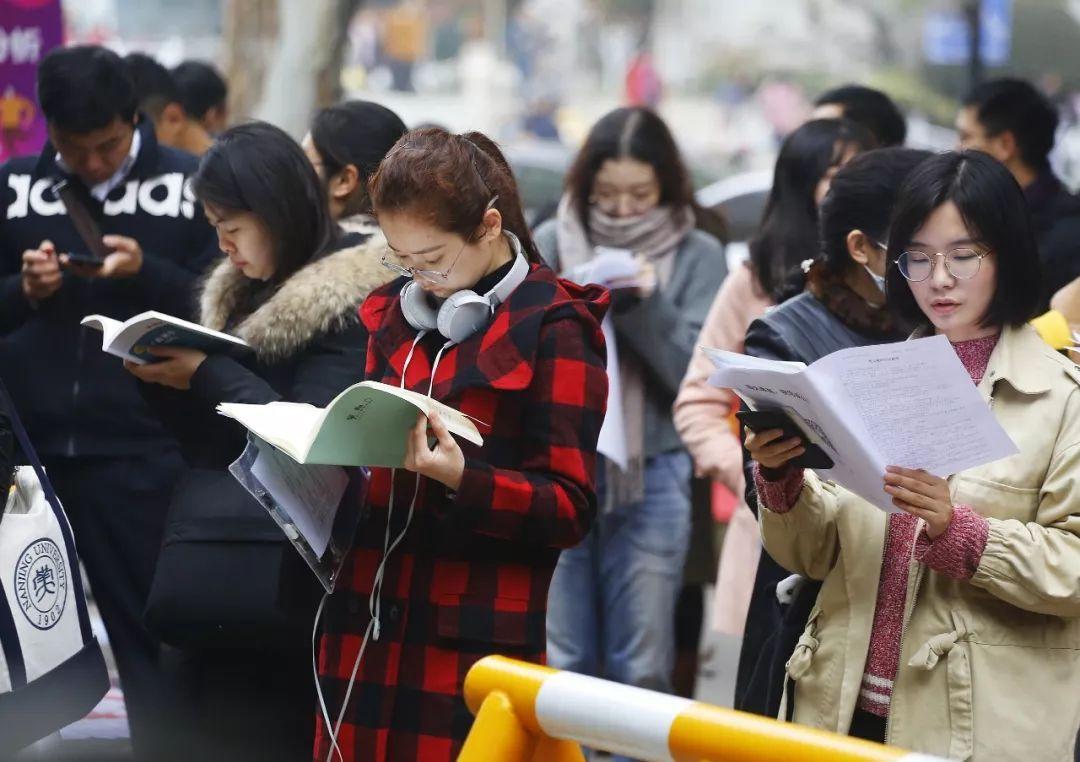 【2023年国考过审人数达近260万人，教授称不要迷信专业】
据上观新闻报道，2