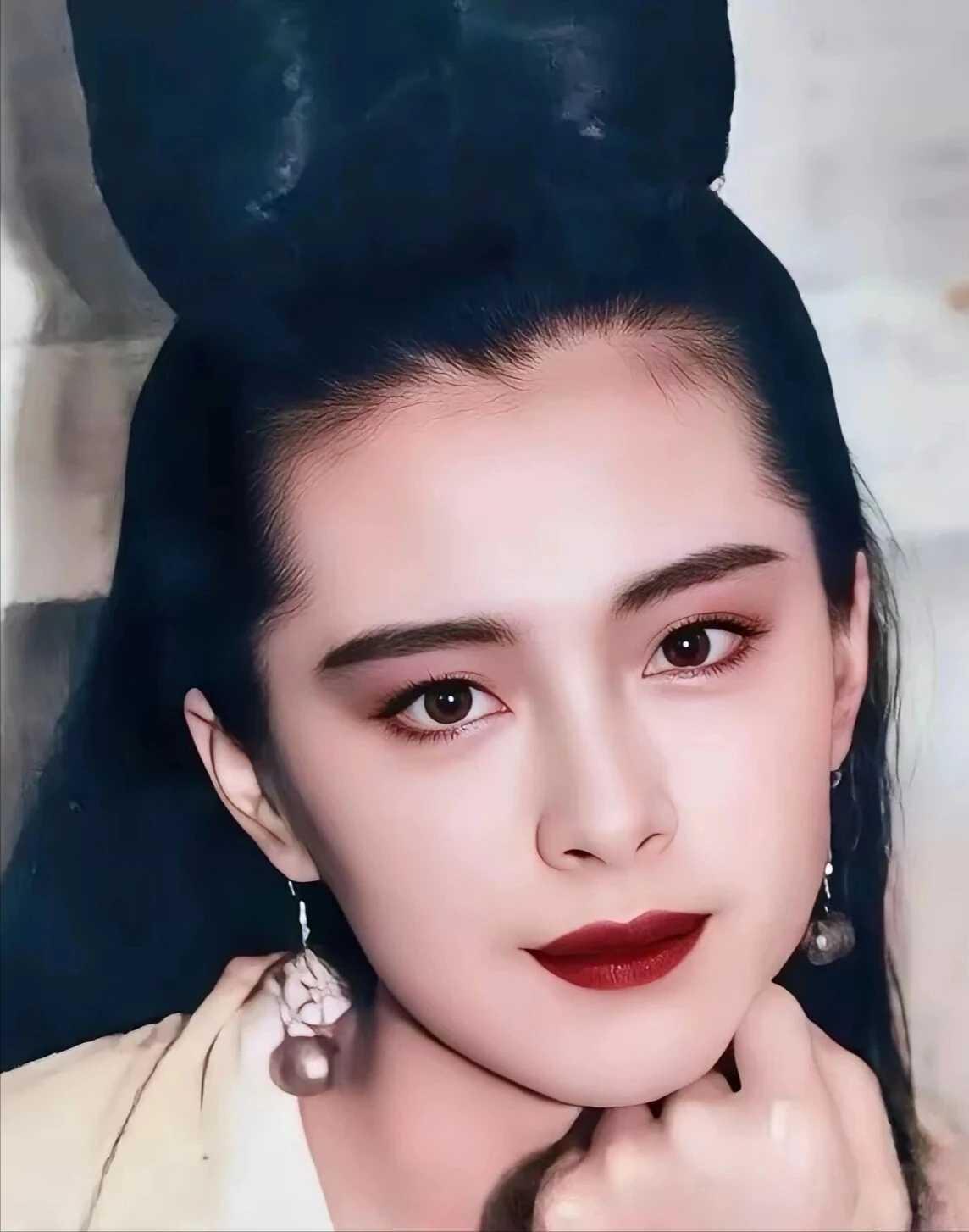 59岁王祖贤淡妆出镜，依旧保有聂小倩灵动风韵
岁月从不败美人。59岁的王祖贤近日