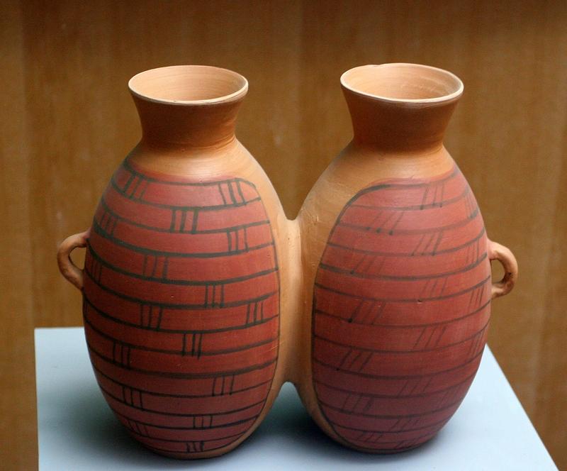 中华文明并非单一源头，而是由多元文化汇聚而成。黄河中游的仰韶文化孕育了华夏民族的