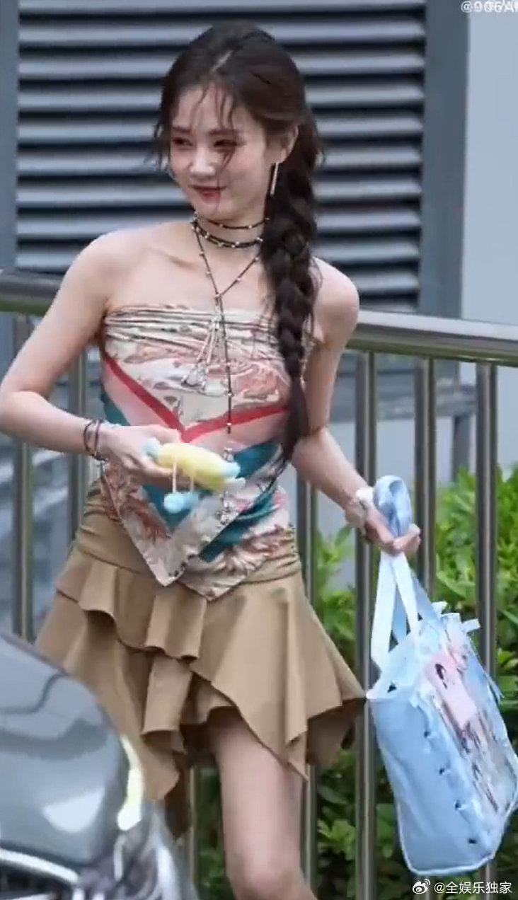 李一桐hi6路透李一桐的痛包 雪姐带着她的“角色小窝”来啦！痛包里塞满宋一梦、越