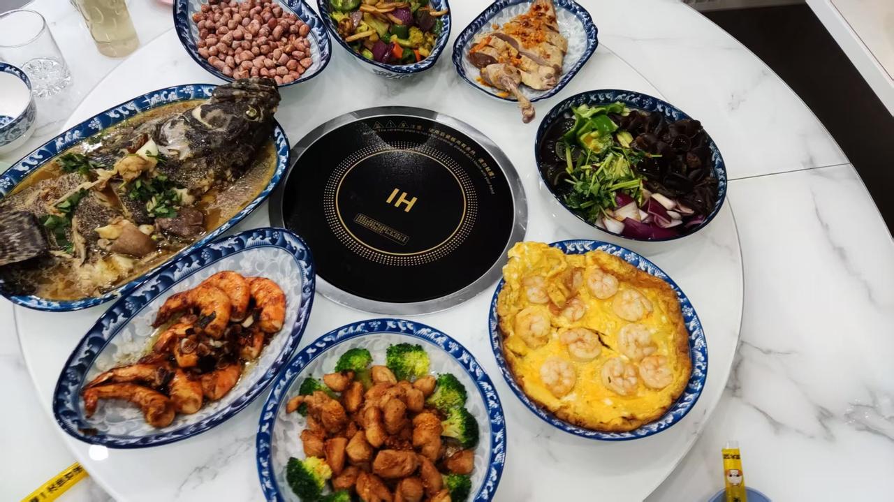 酱鸭油亮，春卷酥脆，杯盏透着淡淡的酒香，烟火绕梁。可满桌的美馔怎么也唤不起同学的