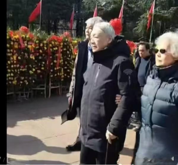 2025年12月26日那天，毛主席纪念堂来了两位白发苍苍的老人。很多网友感觉面熟