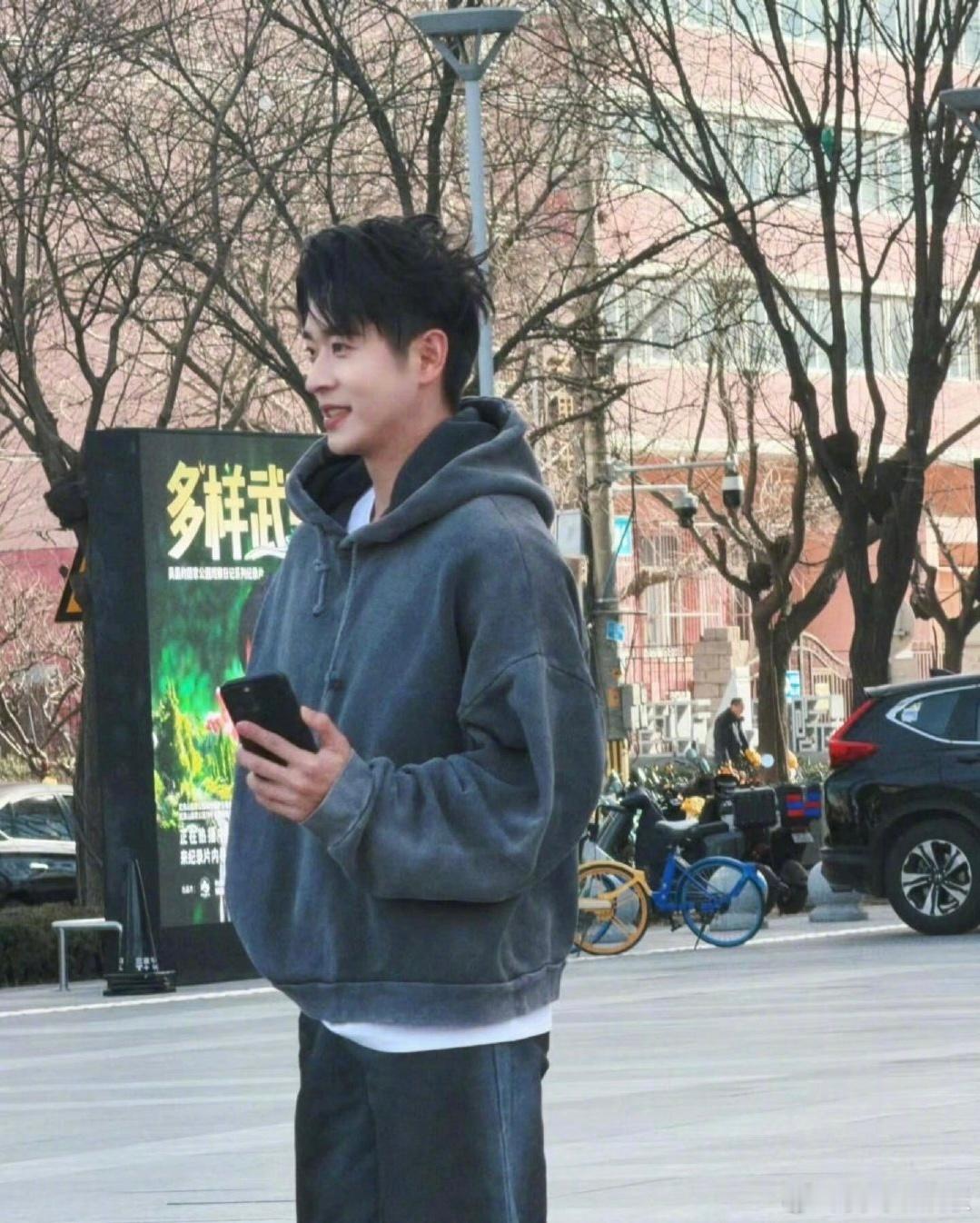 路人镜头下的丞磊 丞磊原相机直出太能打！清爽干净少年感拉满，气质温柔又低调，完全