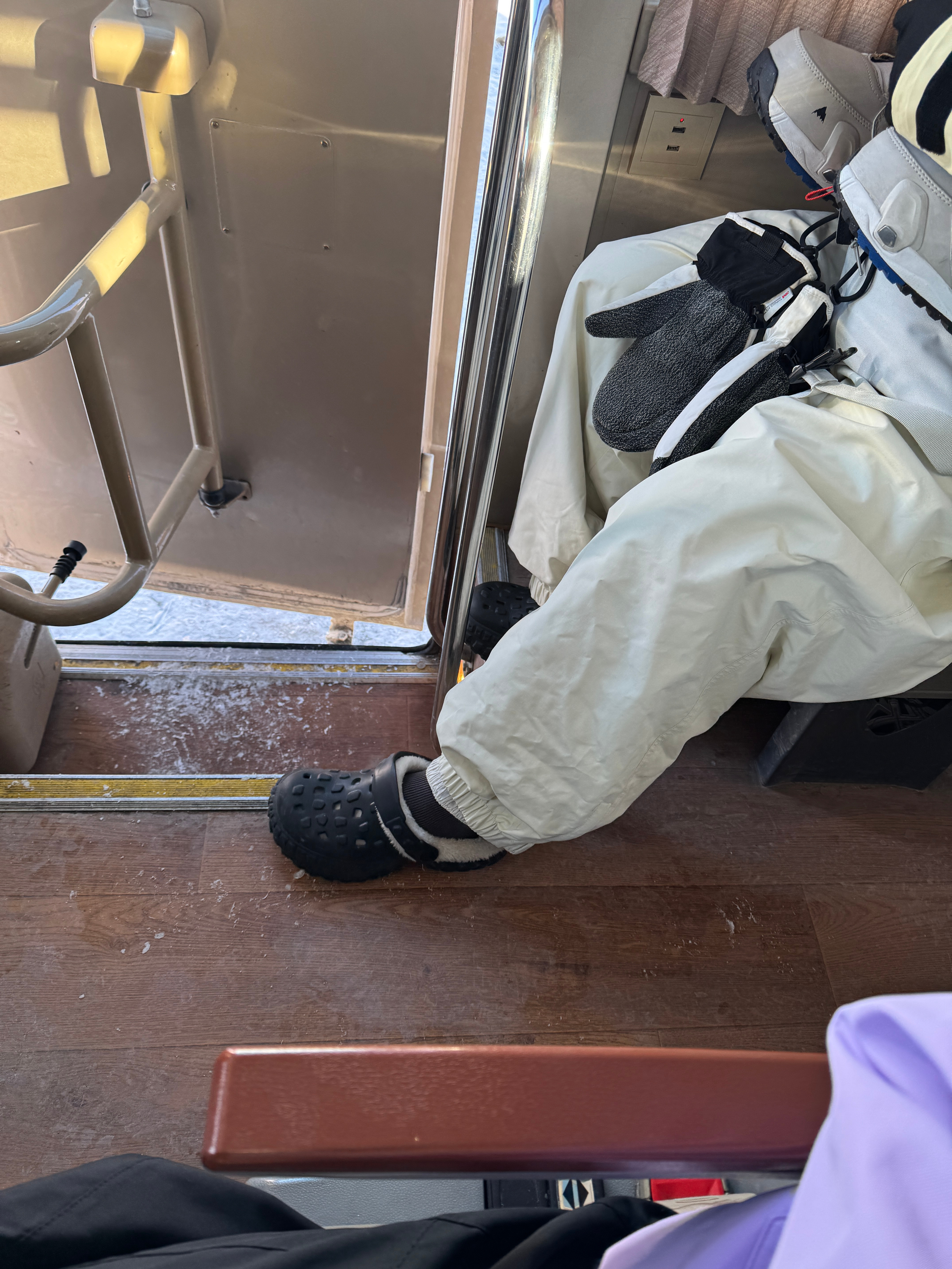 在禾木看到洞洞鞋就知道遇到亲故了广东人真的誓死要把洞洞鞋焊在脚上！ 阿勒泰·禾木