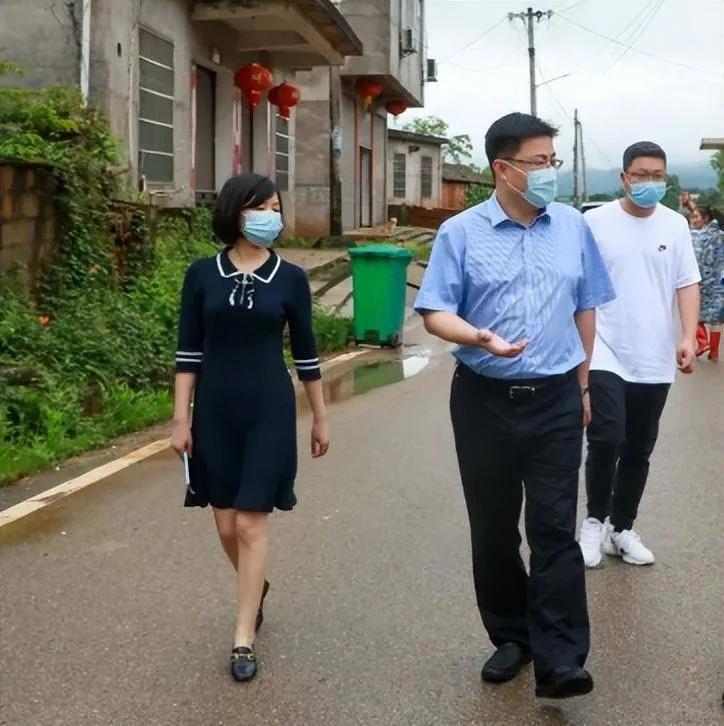 一出官场现形记！其实两人都是咎由自取，谁都不无辜……

想来小李走之前，把“能救