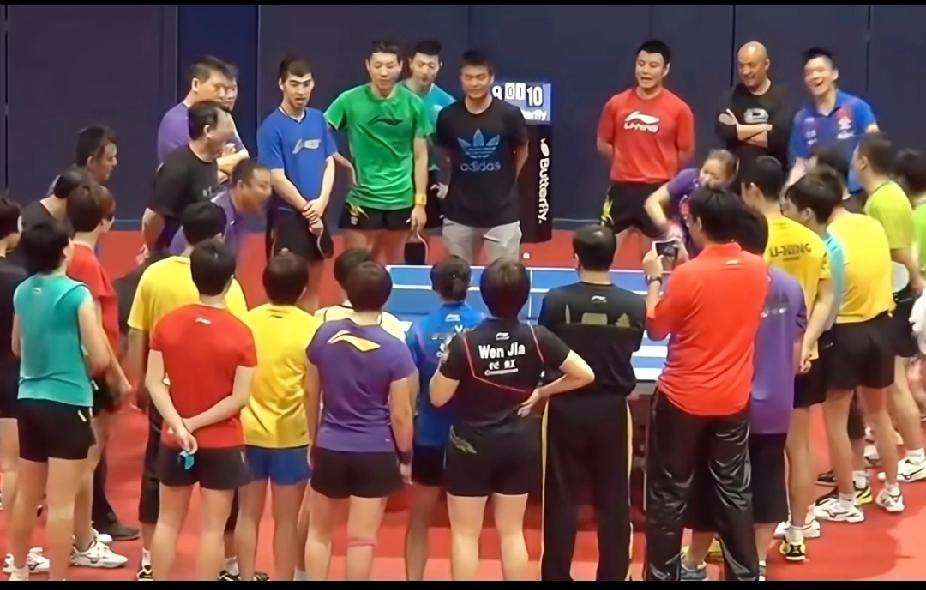 挖到宝！国乒老视频也太有氛围感了
 
刷到一段国乒早年的宝藏视频，直接被这氛围戳