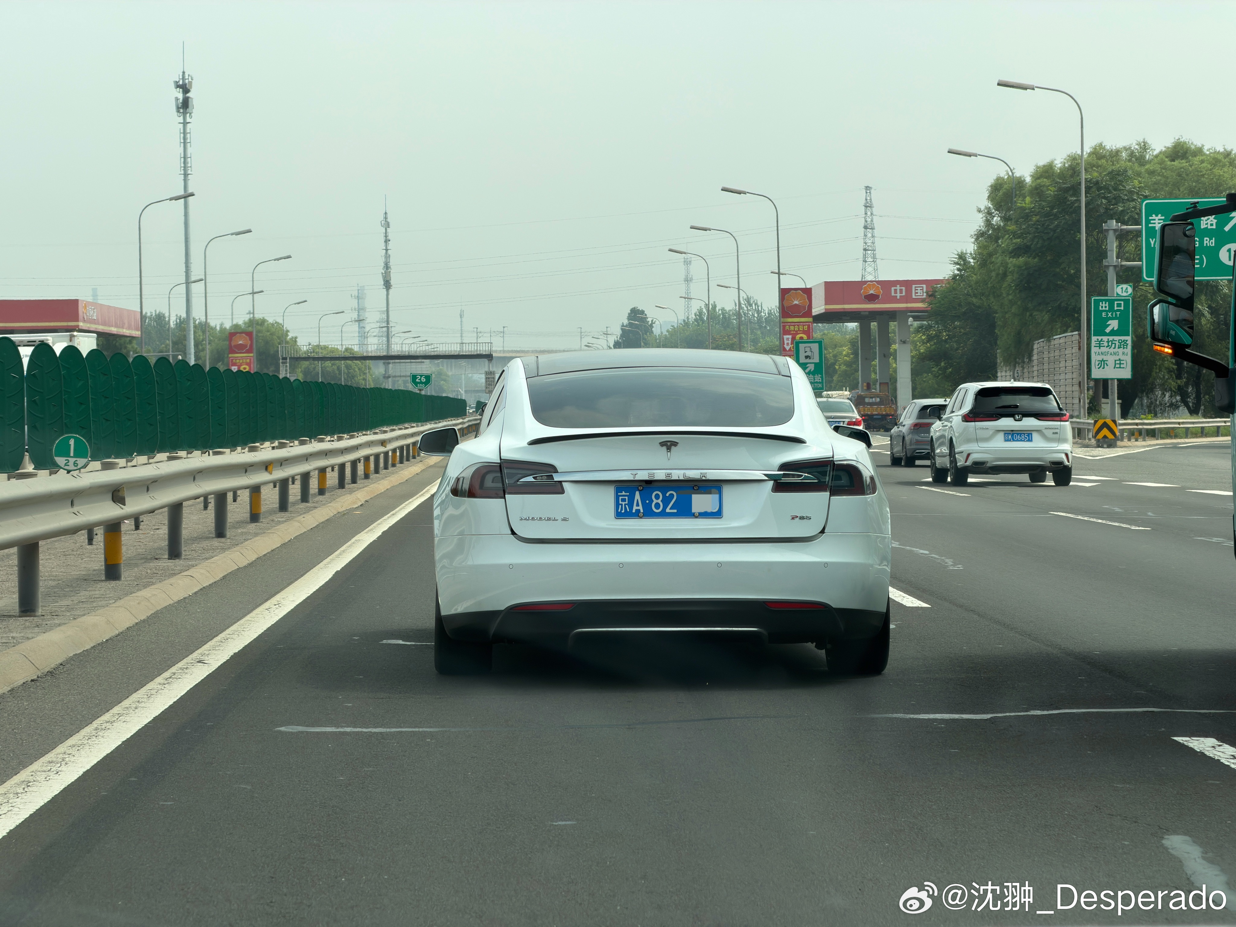 蓝牌特斯拉Model S，关键还是个京A8牌照。总是给人一种深不可测的新贵老钱儿