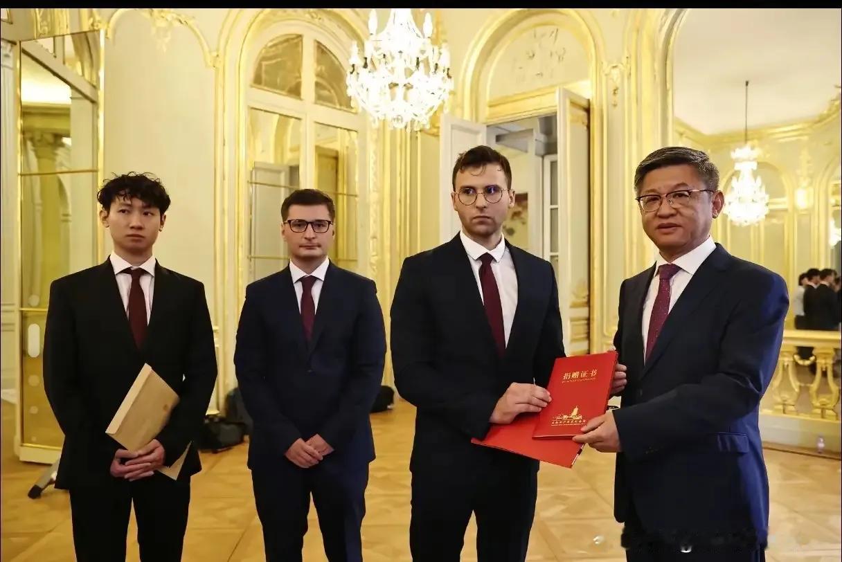 法国小伙马库斯把外祖父收藏的618张揭露侵华日军暴行的照片，无偿捐给了上海淞沪抗