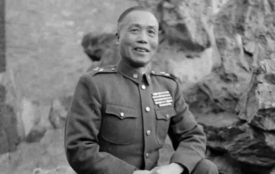 李宗仁临终前深情叮嘱比自己小48岁的妻子，一定要代他将前妻的遗骨交还家人
193