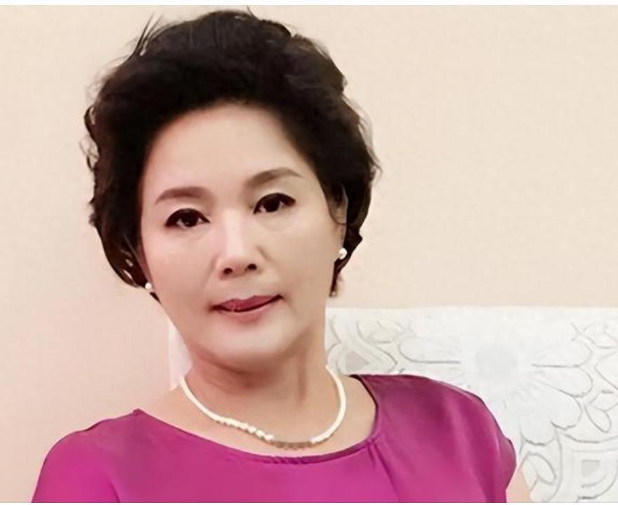 她是国家一级演员，离婚23年仍与前夫住对门，还参加前婆婆葬礼
娱乐