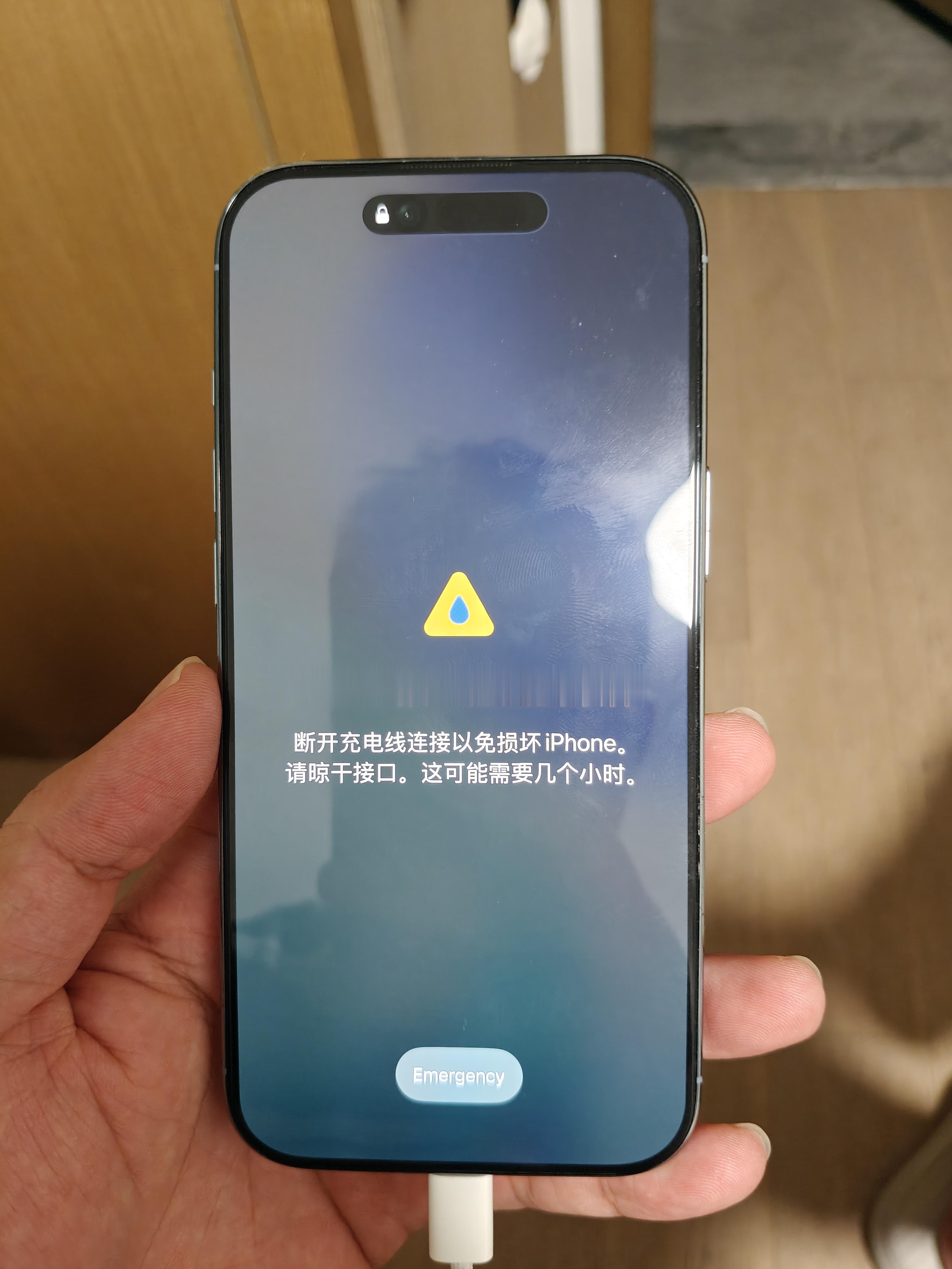 我的Air前几天跑步的时候掉进跑步机里卷了一下，今天去玩水又进水。是不是新款要发