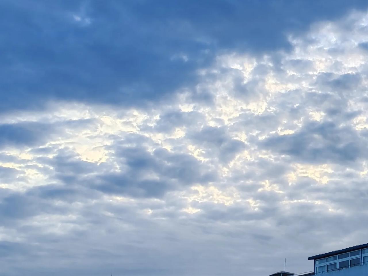 发一张你相册里最喜欢的一张天空照