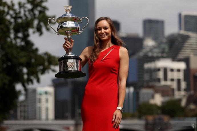 莱巴金娜冠军写真大片莱巴金娜捧起生涯首座澳网女单冠军奖杯。一起来看冠军写真，感受