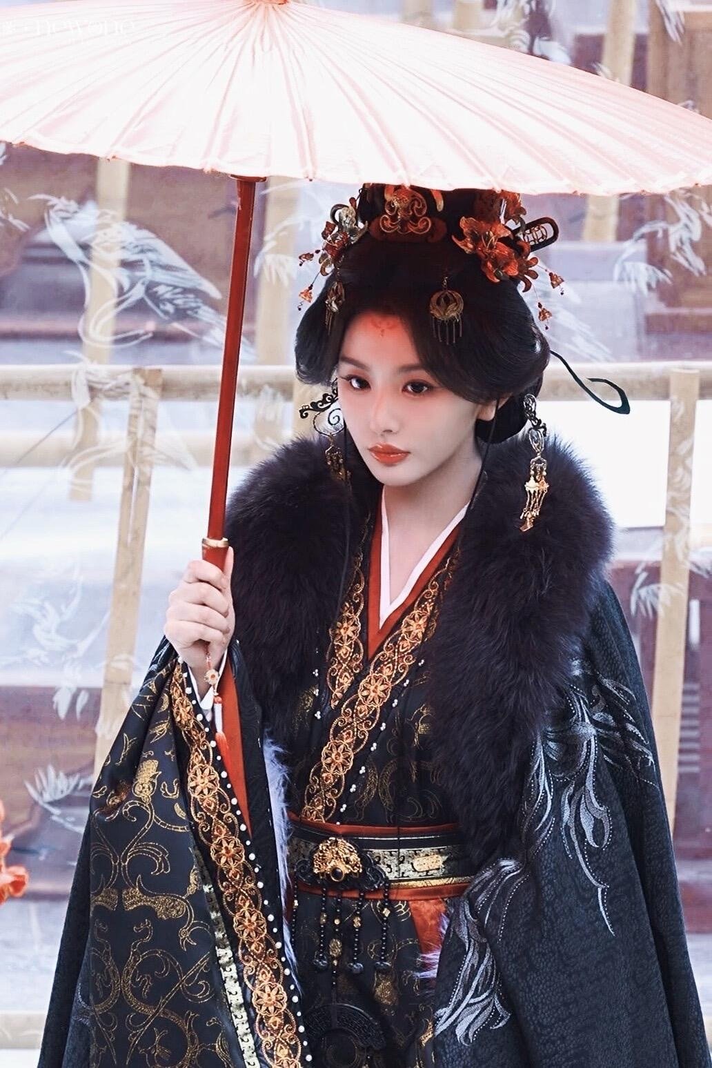 孔雪儿撑伞又出神图 一把伞、一场雪，孔雪儿又双叒叕来炸图了。雪中撑伞穿黑金套装，