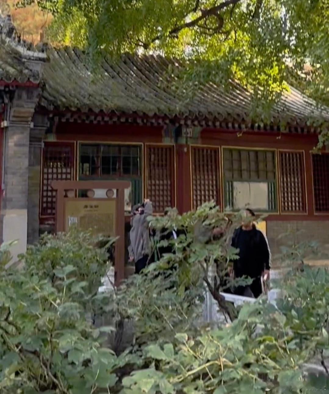 【#马嘉祺在潭柘寺被偶遇#】#潭柘寺偶遇马嘉祺#近日，有网友晒照称在北京潭柘寺偶