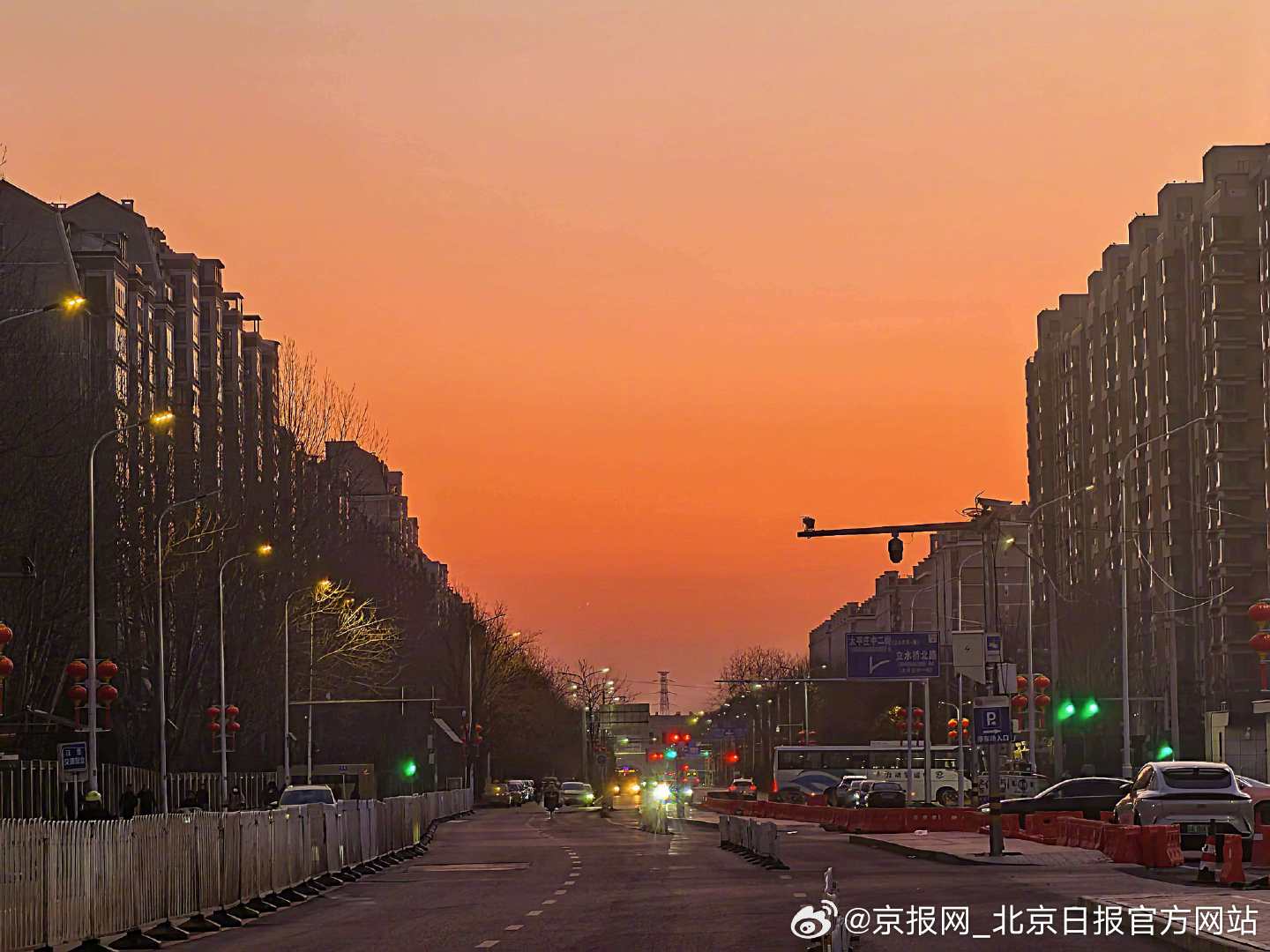 【#北京朝霞的代名词是重启与希望#】#北京满月和日出默契接班# 2月3日清晨，西