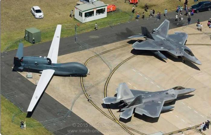 停机坪上，一架体型庞大的 RQ-4“全球鹰”高空无人侦察机 静静伫立，其夸张的展