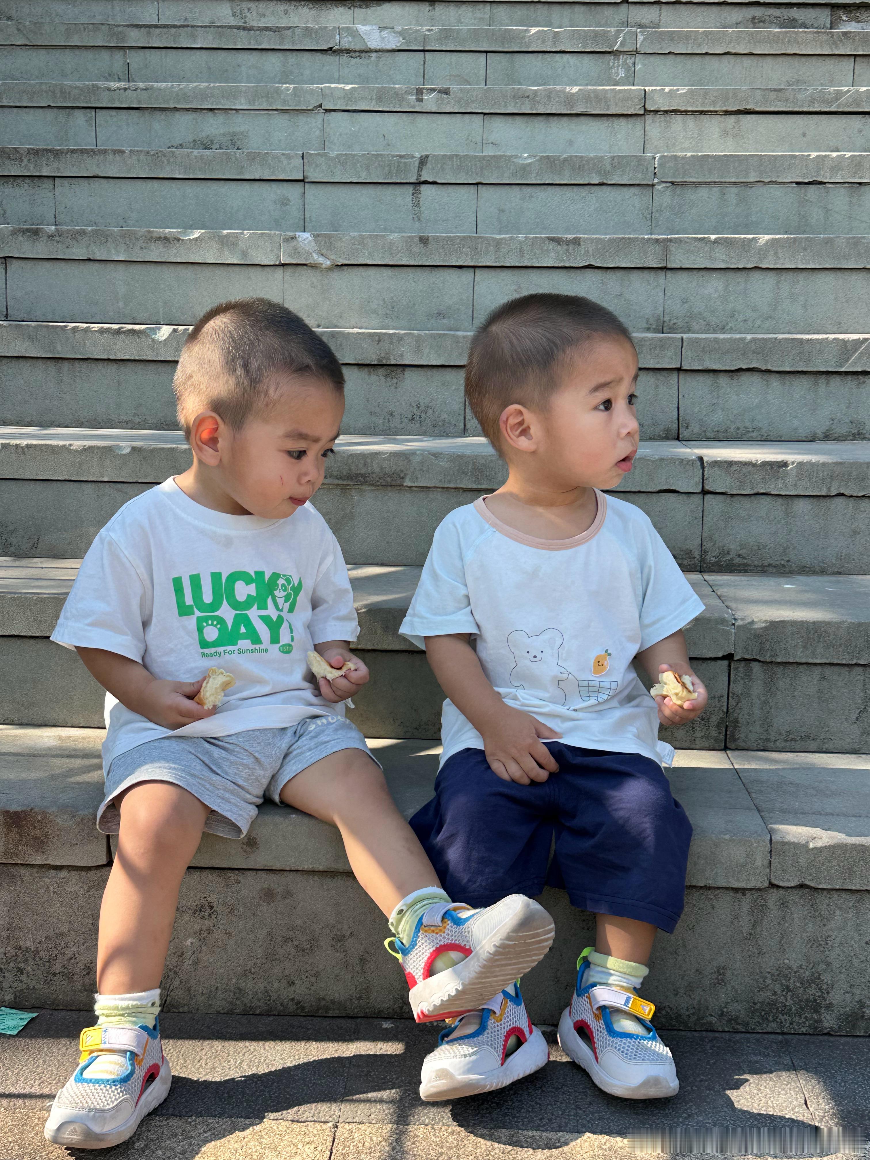 午睡前跟两个儿子说爸爸要回上海了，让他们听爷爷奶奶三孃幺爸姑婆们的话，还要照顾好
